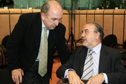 Pedro Solbes y Joaquín Almunia durante la reunión del Ecofin (REUTERS)