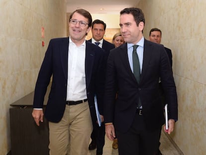 Alfonso Fernández Mañueco, a la izquierda, con Teodoro García Egea, este miércoles.