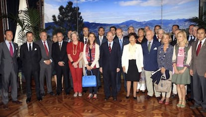 Ibon Areso posa, en el centro, junto a los miembros del Cuerpo Consular de Bilbao.