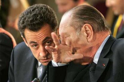 El presidente francés, Jacques Chirac, hace un aparte con el minstro del Interior, Nicolas Sarkozy, durante la cumbre hispano-francesa del pasado jueves.