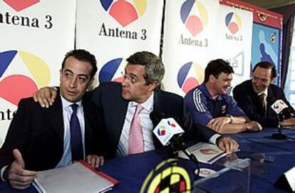 De izquierda a derecha, J. J. Santos, Sáenz de Buruaga, J. A. Camacho y Pedro Urieta.