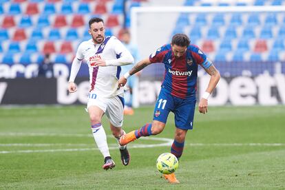 Morales conduce el balón ante Expósito en el partido contra el Eibar este domingo en el Ciutat de Valencia.