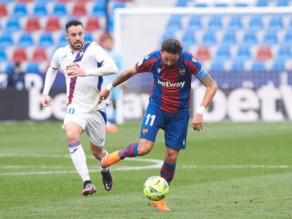 Morales conduce el balón ante Expósito en el partido contra el Eibar este domingo en el Ciutat de Valencia.