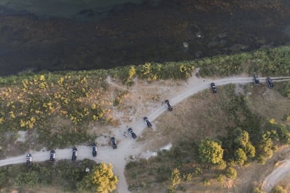 Del lado mexicano, patrullas de la Policía municipal de Ciudad Acuña, entraron al terreno donde se reunían cientos de migrantes haitianos que esperan cruzar Estados Unidos, el día de ayer.