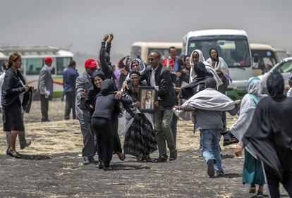 Familiares etíopes de las víctimas del accidente lloran en la escena en la que el Boeing 737 Max 8 de Ethiopian Airlines se estrelló poco después del despegue de este domingo y mató a los 157 a bordo, cerca de Bishoftu (Etiopía).