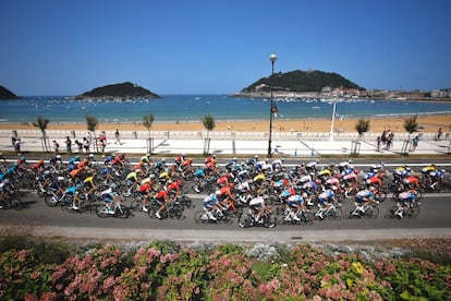 El pelotón de ciclistas a su paso por la donostiarra playa de La Concha el año pasado.
