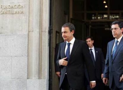 El presidente del Gobierno, José Luis Rodríguez Zapatero, y Fernando Moraleda, secretario de Estado de Comunicación, al salir de la capilla ardiente.