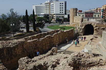 Visitantes en el anfiteatro de Tarragona, uno de los reclamos turísticos de la zona.