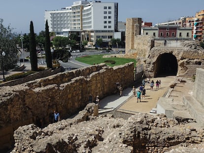 Visitantes en el anfiteatro de Tarragona, uno de los reclamos turísticos de la zona.