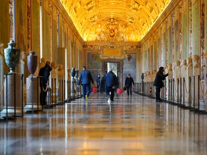 Trabajadores de los Museos Vaticanos se preparan para la apertura de las salas.