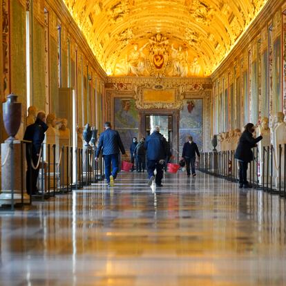 Trabajadores de los Museos Vaticanos se preparan para la apertura de las salas.