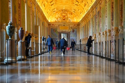 Trabajadores de los Museos Vaticanos se preparan para la apertura de las salas.