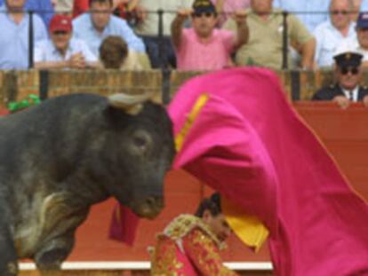 Jesús Millán resultó volteado por su primer toro.