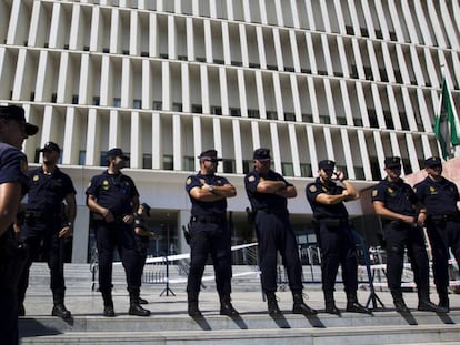 Agentes del cuerpo de Policía Nacional en la Audiencia Provincial de Málaga.