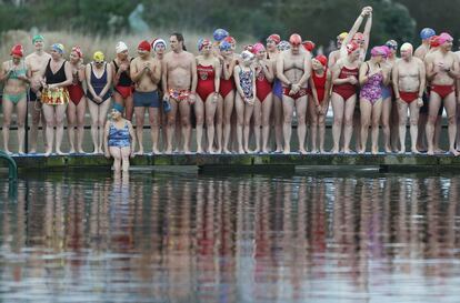 Nadadores se preparan para participar en la carrera anual del día de Navidad de Peter Pan en el río Serpentine en Hyde Park.