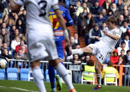 Real Madrid's midfielder Asier Illarramendi (R) kicks to score during the Spanish league football match Real Madrid vs Elche at the Santiago Bernabeu stadium in Madrid on February 22, 2014.  AFP PHOTO / GERARD JULIEN