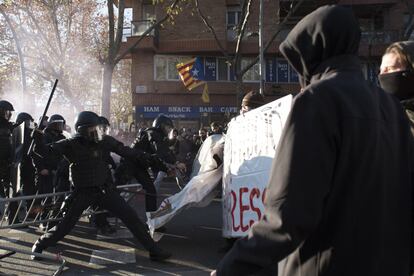  Carga de los 'mossos' contra los CDR en Parallel (Barcelona).