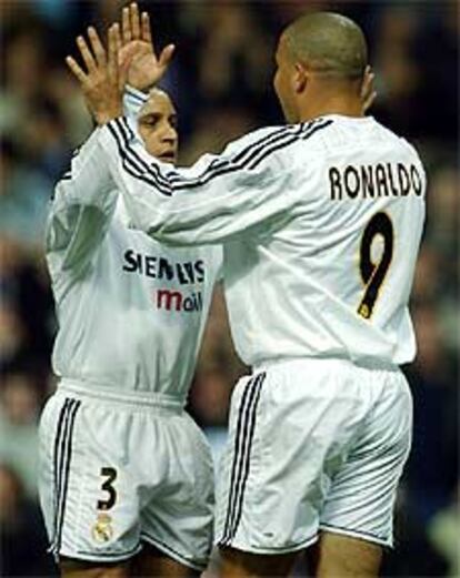 Roberto Carlos (izqda.) y Ronaldo celebran el primer tanto madridista, anotado por este último.