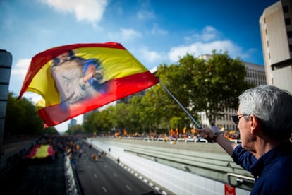 Una persona ondea una bandera durante la protesta contra 
 el Gobierno, este domingo en Madrid. 