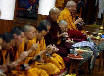 Los líderes tibetanos rezando en la reunión de Dharamsala