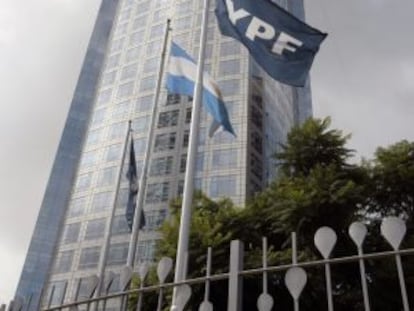 Vista general de las instalaciones de la petrolera YPF, en Buenos Aires.