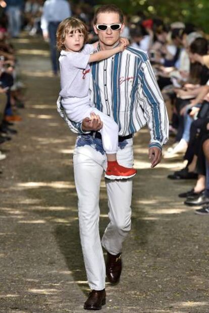 Demna Gvasalia, el director creativo de Balenciaga, jugó al desconcierto durante su desfile masculino celebrado en el Bois de Boulogne.