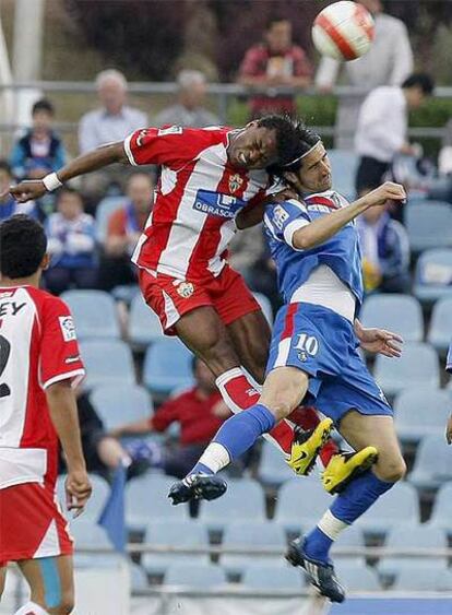 De la Red y Uche disputan un balón aéreo.