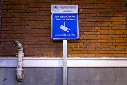 MADRID. 28-01-2021. Una de las señales que advierte de las nuevas cámaras de vigilancia en el barrio de Bellas Vistas (distrito de Tetuán). FOTO: LUIS DE VEGA