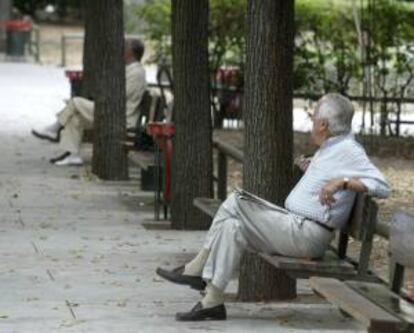 Imagen de un jubilado sentado en un banco de un parque. EFE/Archivo