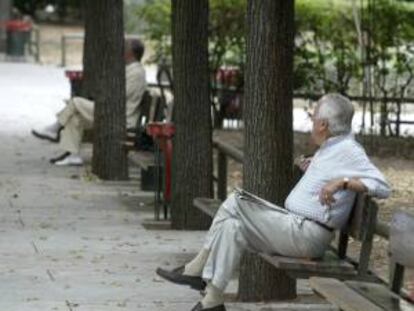 Imagen de un jubilado sentado en un banco de un parque. EFE/Archivo