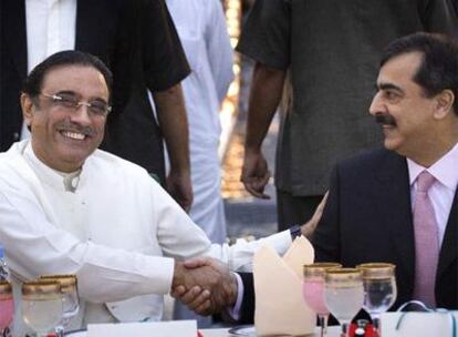 Asif Alí Zardari, presidente electo de Pakistán (izquierda), saluda al primer ministro, Yusuf Raza Gillani, durante una cena anoche en Islamabad.