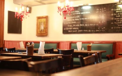 Comedor de Charlie P's, un pub que ofrece cocina tradicional irlandesa en Viena.
