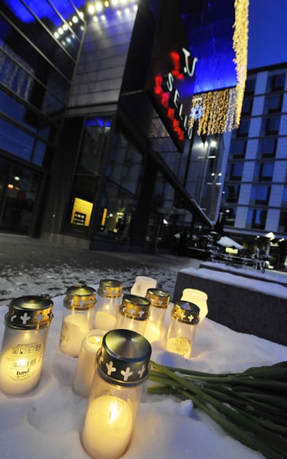 Los habitantes de Espoo han colocado velas fuera del centro comercial en memoria de los tiroteados