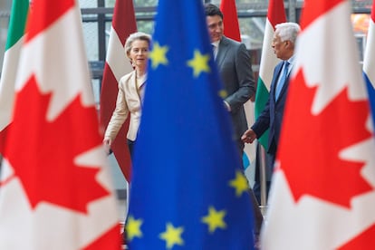 La presidenta de la Comisión Europea, Ursula von der Leyen, el primer ministro de Canadá, Justin Trudeau, y el presidente del Consejo Europeo, Antonio Costa, este miércoles en Bruselas.