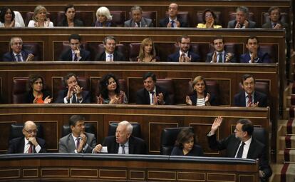 Los diputados populares aplauden al presidente del Gobierno en funciones, Mariano Rajoy, tras responder al portavoz del PSOE, Antonio Hernando.
