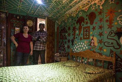 Estevão e a esposa, Edilene: o tour passa pelo quarto do casal, dos dois filhos, além da sala e da cozinha da casa.