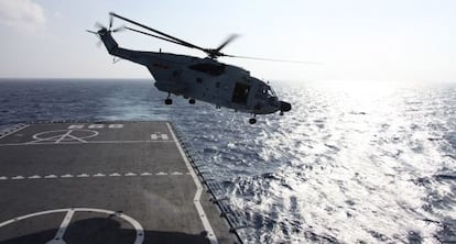 Un helicóptero sale en búsqueda de alguna señal del avión Boeing 777-200.