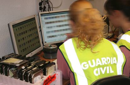 Agentes de Guardia Civil revisan archivos de supuestos pedófilos a principios de este año.