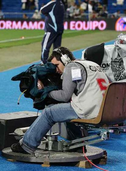 Un cámara de televisión, durante el Madrid-Betis.