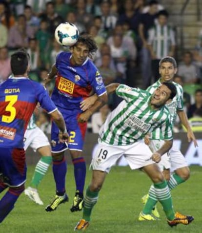 Damián Suárez despeja el balón ante Jorge Molina 