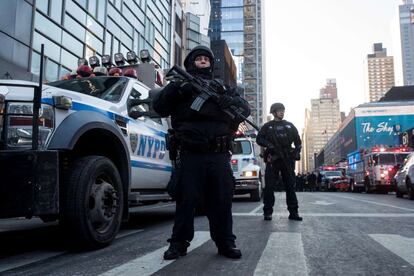 Un agente del Departamento de Policía de la Ciudad de Nueva York hace guardia cerca de la Terminal de Autobuses de la Autoridad Portuaria de Nueva York.