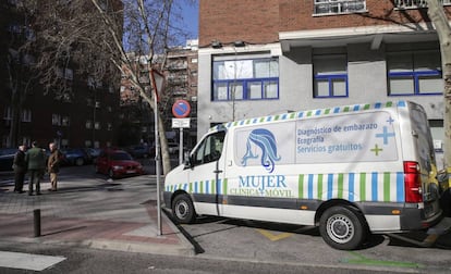 Antiabortistas junto a una ambulancia que realiza tests de embarazo y ecografías aparcada frente a la Clínica Dator.