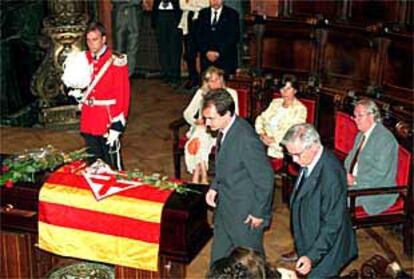 Zapatero, acompañado de Joan Clos, en la capilla ardiente, ubicada en el salón de plenos del Ayuntamiento.