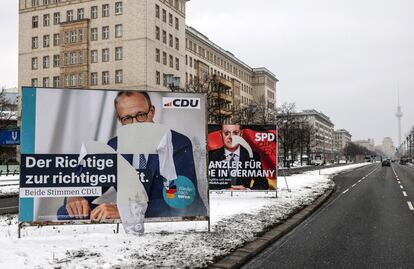 Carteles electorales vandalizados en Berlín. 
