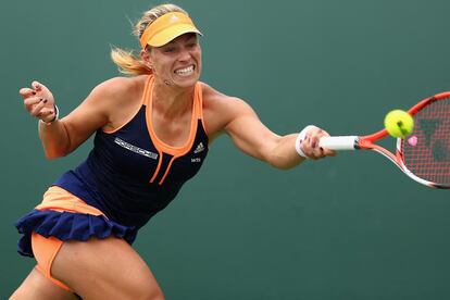 La tenista alemana Angelique Kerber se convirtió en la tenista número uno del mundo en septiembre de este año. El interés por la deportista creció cuando se hizo con el abierto de Australia y derrotó a Serena Williams.