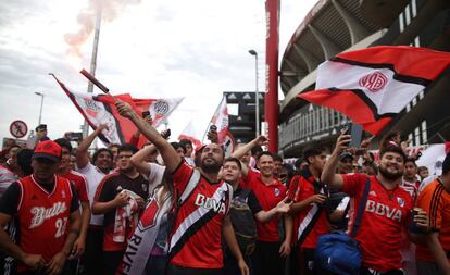 Hinchas de River siguen la final de la copa Libertadores contra contra Boca desde el Monumental.