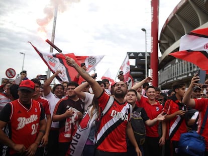 Hinchas de River siguen la final de la copa Libertadores contra contra Boca desde el Monumental.