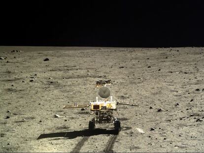 Imagem do veículo motorizado ‘Yutu’ no solo da Lua.