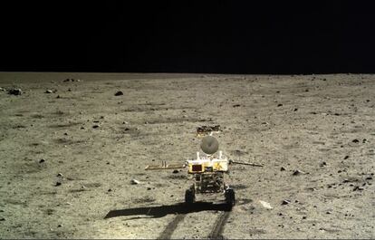 Imagen del veh&iacute;culo rodante &lsquo;Yutu&rsquo; en el suelo lunar tomada por el m&oacute;dulo descenso de la misi&oacute;n Chang 3E el 17 de diciembre.
 