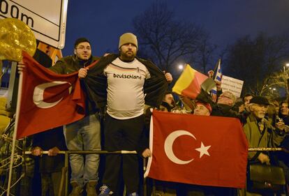 Un inmigrante turco muestra su camiseta del equipo alemán de fútbol en la manifestación contra Pegida en Colonia, este lunes.